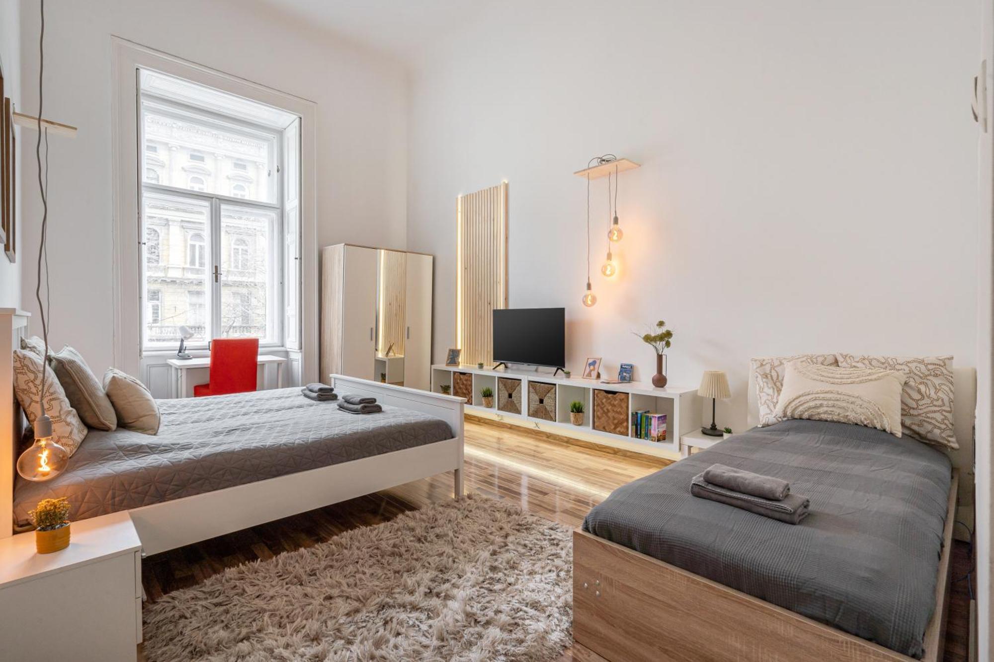 Evergreen Downtown Apartment